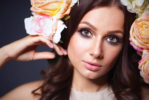 Portrait of a beautiful woman with flowers in her hair. Fashion — Stock Photo, Image