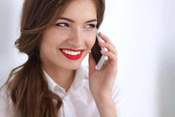 Una mujer de negocios sonriente hablando por teléfono en la oficina —  Fotos de Stock