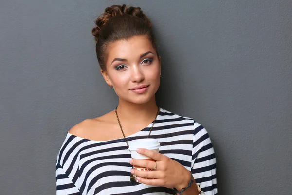 Portret van jonge vrouw met kopje thee of koffie — Stockfoto