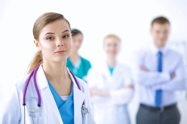 Привлекательная женщина-врач перед медицинской группой — стоковое фото