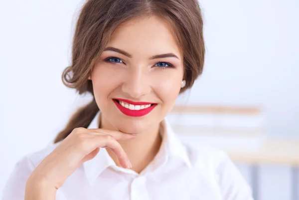 Attraktive Geschäftsfrau sitzt im Büro — Stockfoto