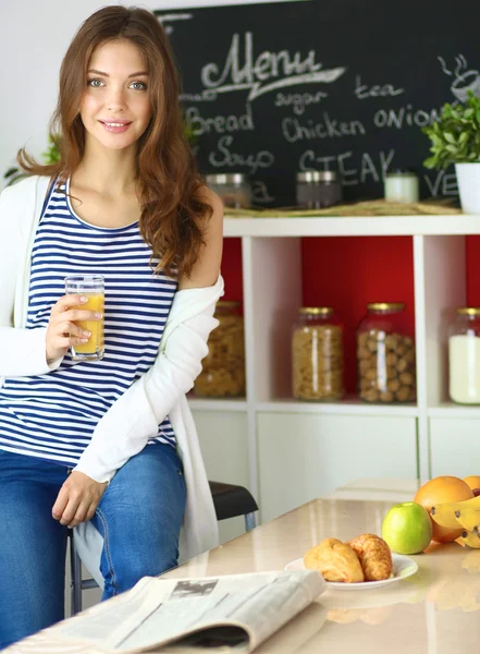 Porträtt av en vacker kvinna som håller glas med välsmakande juice — Stockfoto