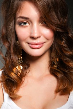 Güzel genç kadın yüzünün yakın portresi.. 