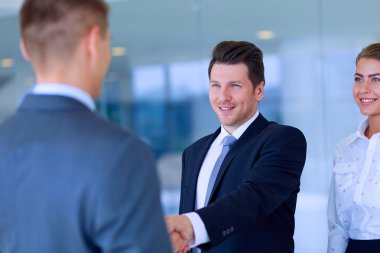 Birbirleri ile el sıkışan iki başarılı iş adamı