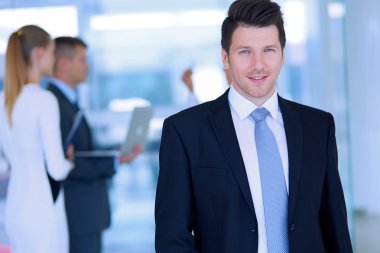 arka planda meslektaşları ile Office genç işadamı portresi