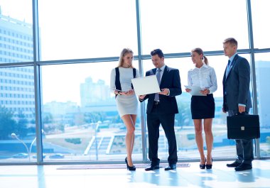 Başarılı iş takım ayakta Office gülümseyen