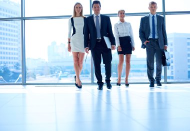 Modern ofis genç iş adamları git
