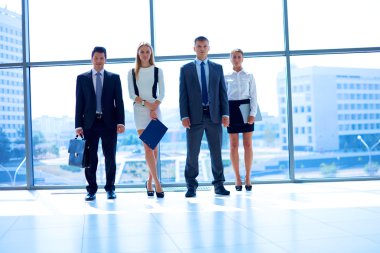 Modern ofis genç iş adamları git