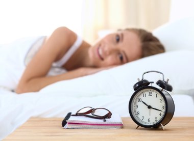 Kadın uyuyamıyorum. Masanın üzerinde saat