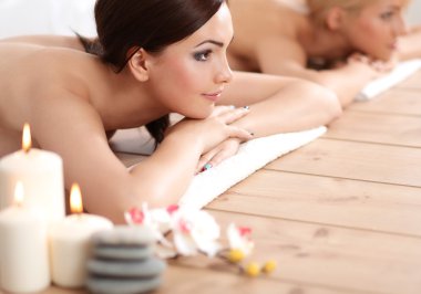 rahatlatıcı ve spa merkezinde zevk iki genç güzel kadın