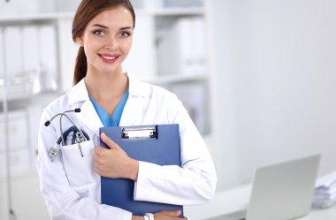 Hastanede üniformalı, gülümseyen bir kadın doktor.
