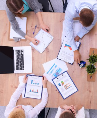 İş adamları iş toplantısında, ofiste oturup tartışıyorlar.