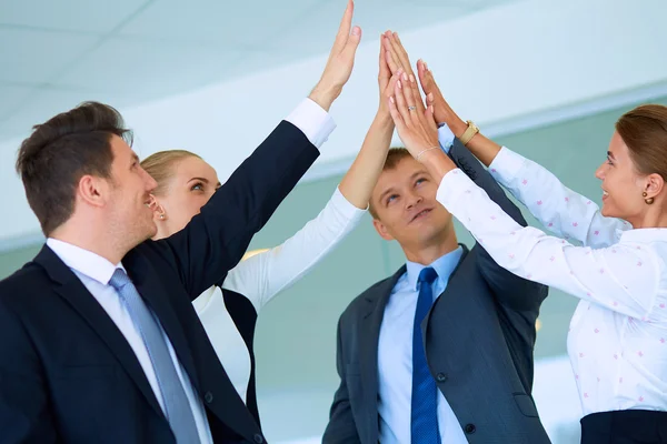 Mensen uit het bedrijfsleven met hun handen samen in een cirkel — Stockfoto