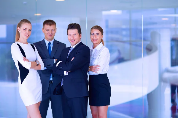 Sorrindo equipe de negócios de sucesso em pé no escritório — Fotografia de Stock