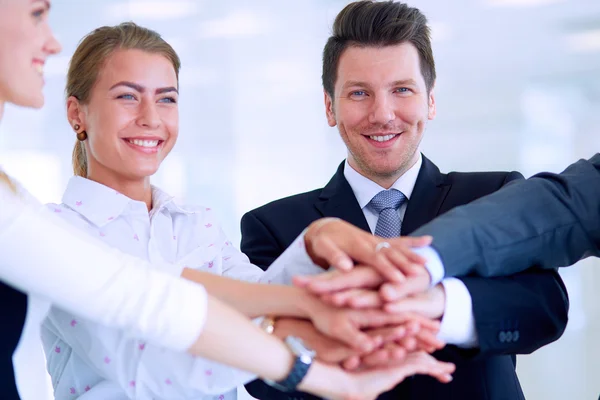 Gente de negocios con las manos juntas en un círculo — Foto de Stock