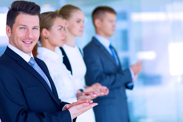 Gente de negocios sonrientes aplaudiendo una buena presentación en la oficina — Foto de Stock