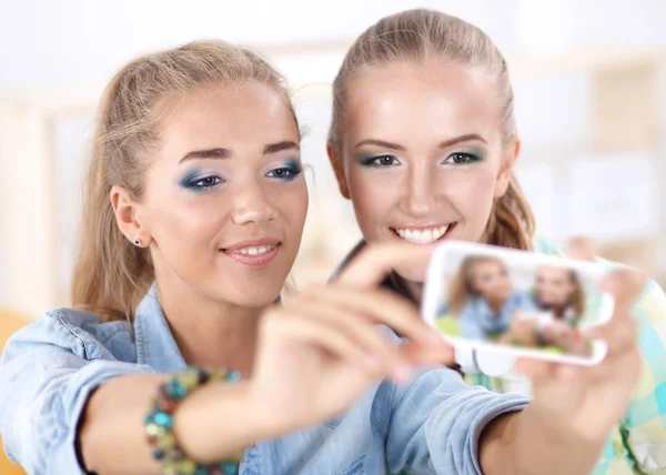 Twee meisjes nemen van foto's op de telefoon thuis — Stockfoto