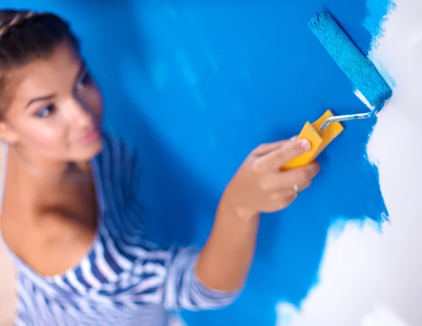 Feliz hermosa joven mujer haciendo pintura de pared, — Foto de Stock