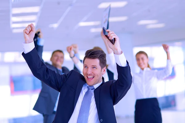 Equipe de negócios celebrando um triunfo com os braços para cima — Fotografia de Stock