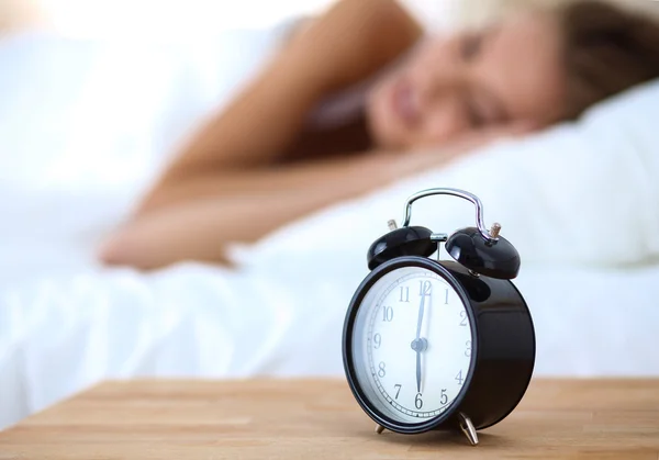 Mujer no puede dormir.Reloj en el escritorio —  Fotos de Stock