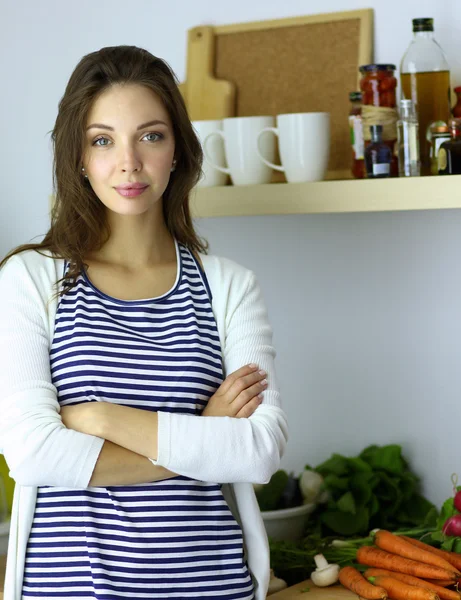 Jeune femme debout dans la cuisine à la maison — Photo