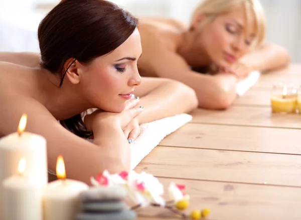 Rahatlatıcı ve spa merkezinde zevk iki genç güzel kadın — Stok fotoğraf