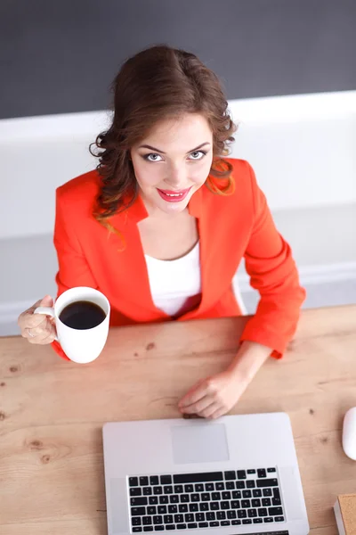 Vonzó nő ül íróasztal az irodában, dolgozik laptop számítógép — Stock Fotó