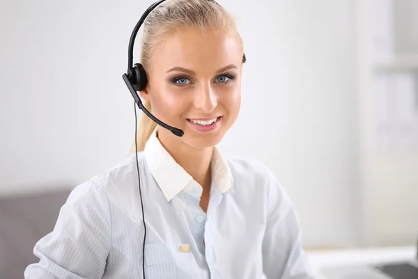 Retrato de primer plano de un agente de servicio al cliente sentado en la oficina — Foto de Stock