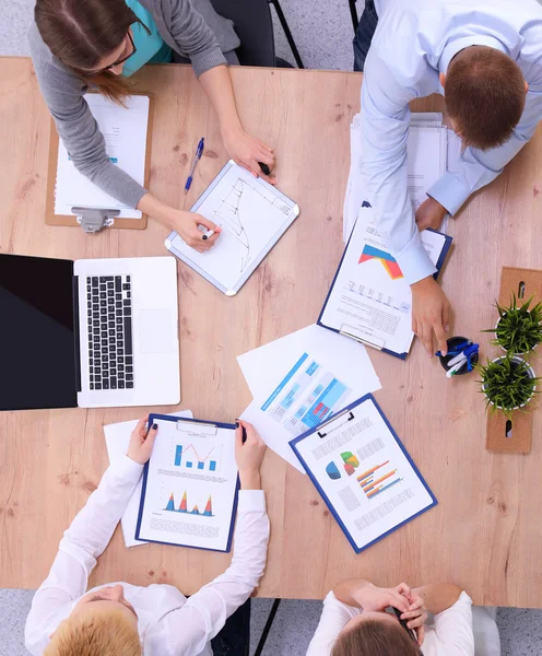 Zakenmensen zitten en discussiëren op zakelijke bijeenkomst, in functie — Stockfoto