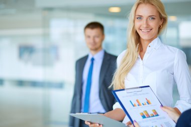 Başarılı iş takım ayakta Office gülümseyen