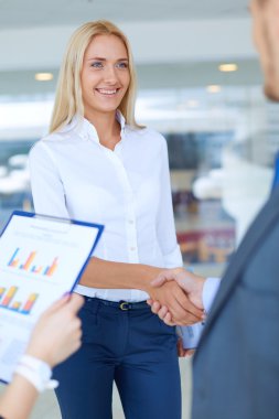 Birbirleri ile el sıkışan iki başarılı iş adamı