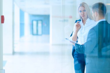 Toplantı sırasında dizüstü bilgisayarla sunum yapan bir grup iş adamı