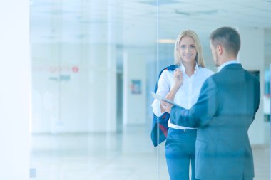 Toplantı sırasında dizüstü bilgisayarla sunum yapan bir grup iş adamı