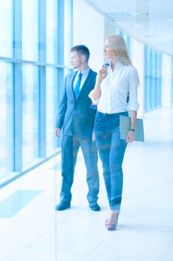 Toplantı sırasında dizüstü bilgisayarla sunum yapan bir grup iş adamı