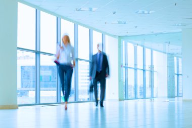 bir iş merkezi koridorda yürürken iş adamları