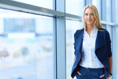Belgeleri elinde tutan ofis pencere karşı ayakta işkadını