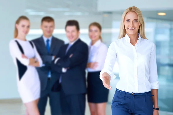 Twee succesvolle zakenmannen schudden handen met elkaar — Stockfoto