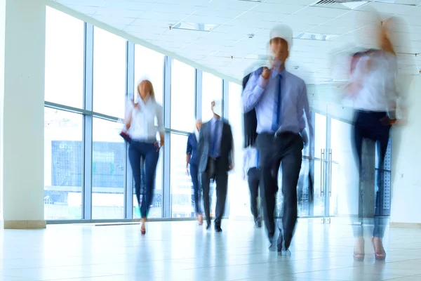 Ondernemers lopen in de gang van een business center — Stockfoto