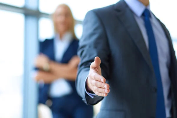 Dos hombres de negocios exitosos estrechándose la mano entre sí — Foto de Stock