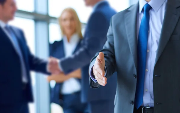 Twee succesvolle zakenmannen schudden handen met elkaar — Stockfoto