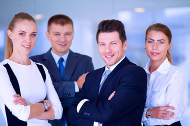 Başarılı iş takım ayakta Office gülümseyen