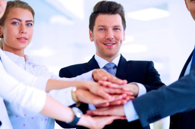 İş adamları kendi elleriyle birlikte bir daire içinde