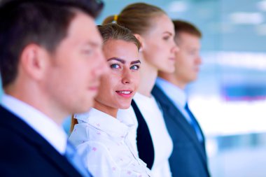 Başarılı iş takım ayakta Office gülümseyen