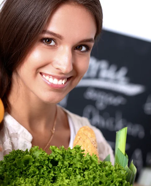 Mujer joven sosteniendo bolsa de la compra de comestibles con verduras —  Fotos de Stock