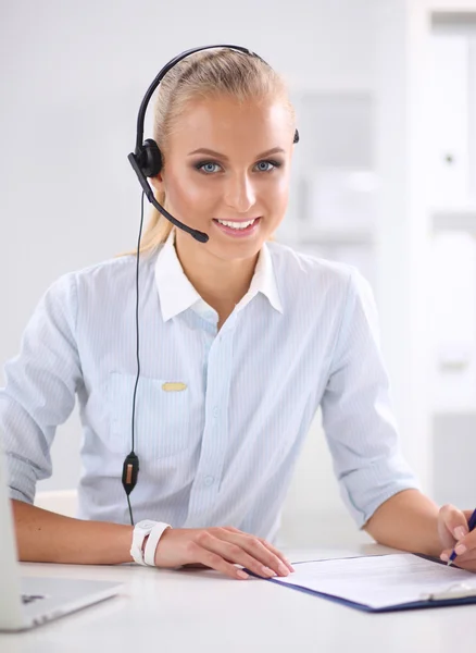 Retrato de primer plano de un agente de servicio al cliente sentado en la oficina — Foto de Stock