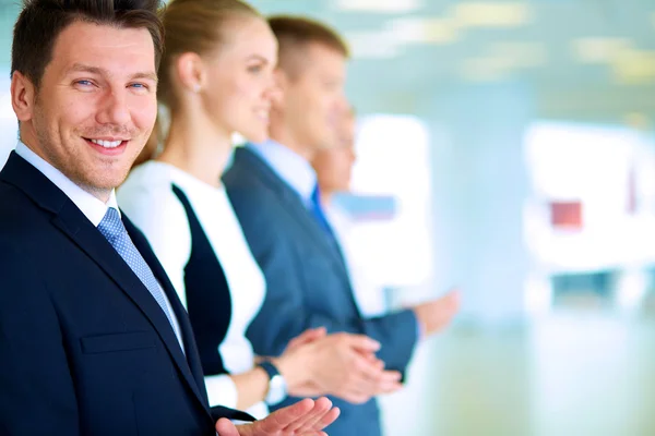 Lächelnde Geschäftsleute, die eine gute Präsentation im Büro beklatschen — Stockfoto