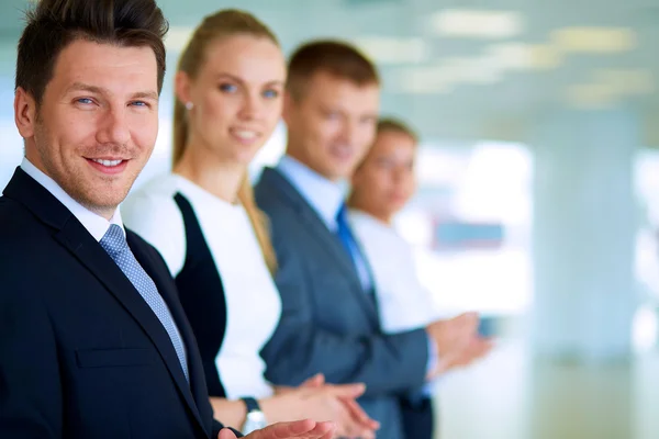Smiling business people applauding a good presentation in the office — Stock Photo, Image