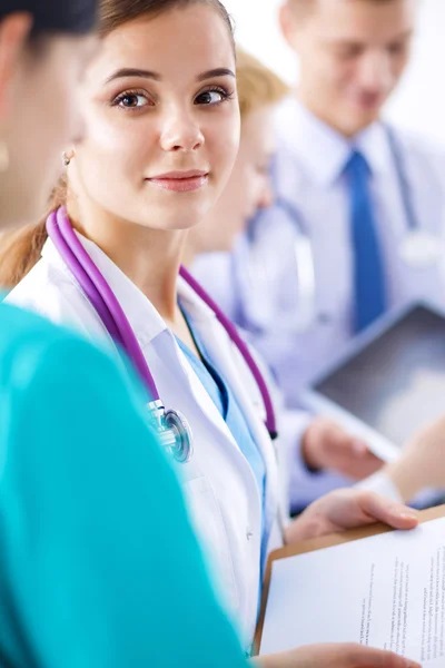 Attraente medico donna di fronte al gruppo medico — Foto Stock