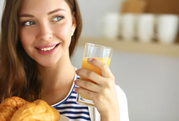 Mujer joven con vaso de jugo y pasteles —  Fotos de Stock