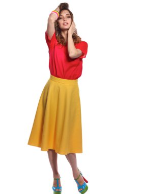 Beyaz arka plan üzerinde izole kırmızı bir ceket giymiş kıvırcık saçlı güzel kadın